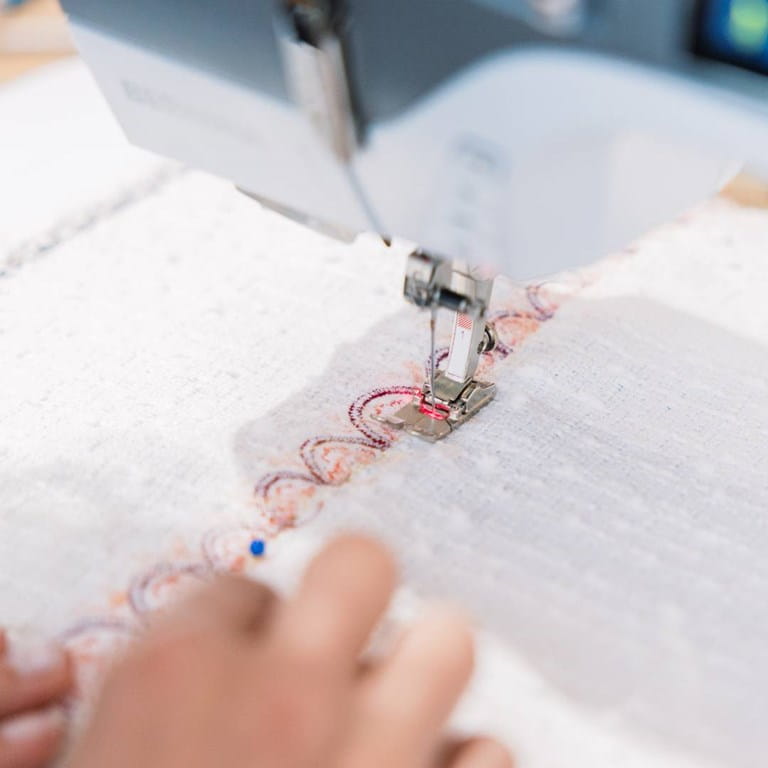 Choose & save the perfect stitch BERNINA 735 PRO